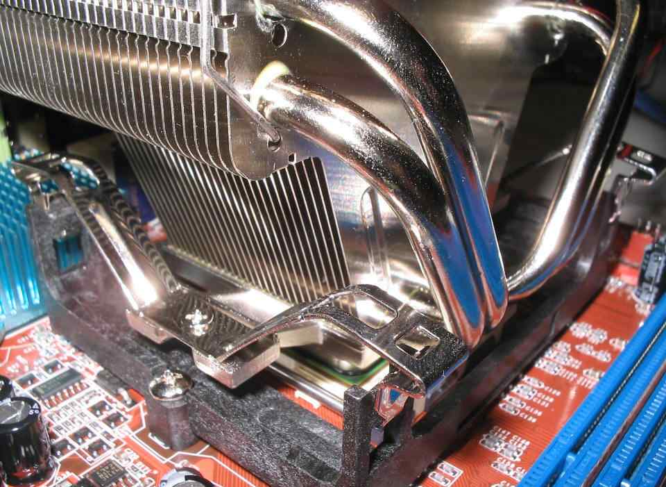 Install CPU Heatsink